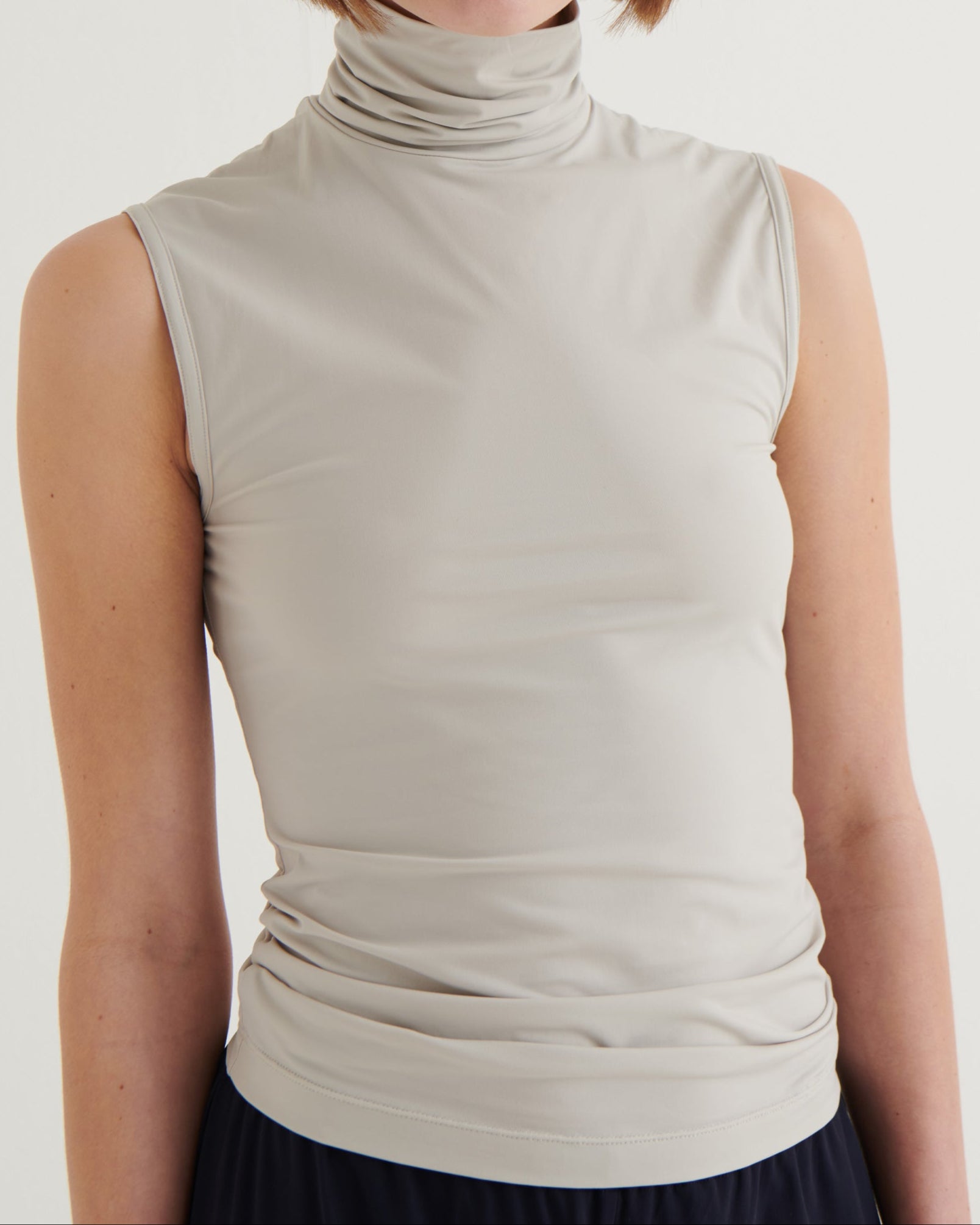 Second skin sleeveless turtleneck, Stone